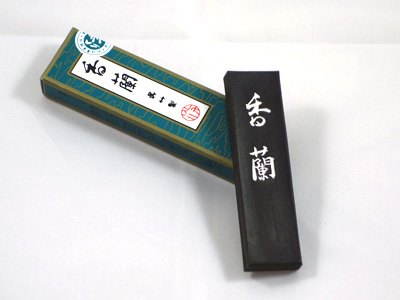 bâtonnet à encre sumi-e pour la réalisation de l’encre liquide utilisée dans la calligraphie japonaise