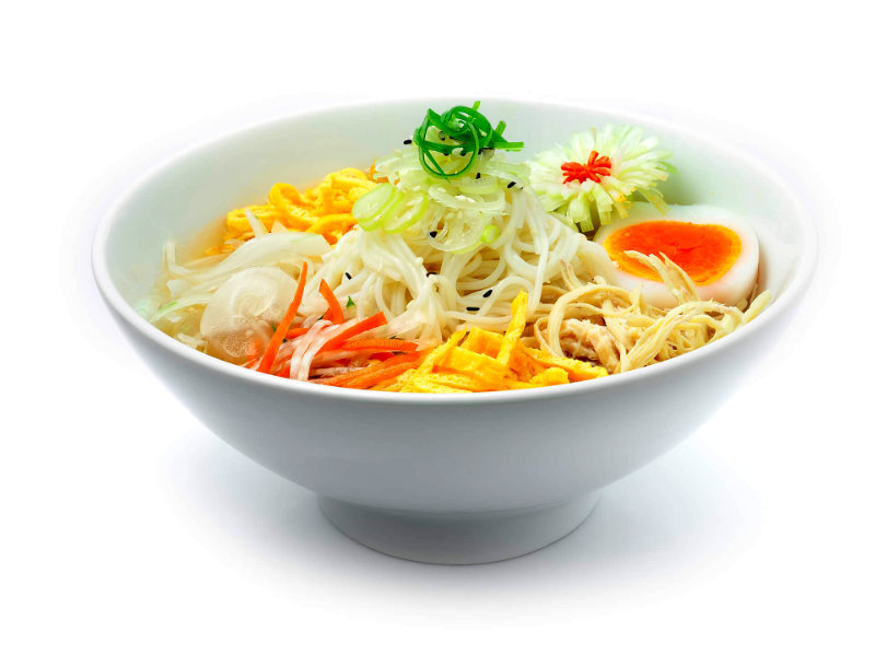 Ramen froides japonaises sans bouillon, garnies de légumes, d'œuf et de poulet