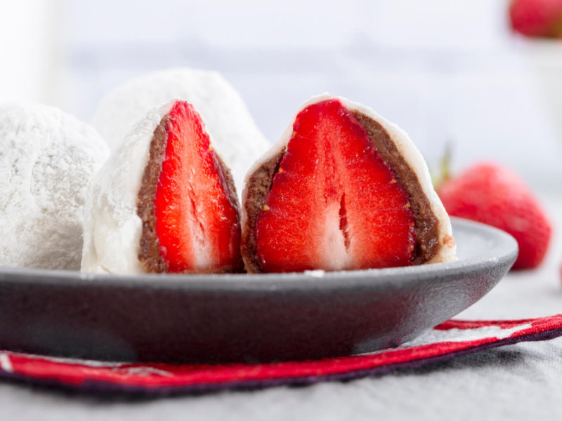 Daifuku mochi avec fraise entière à l'intérieur et garniture de pâte de haricot rouge