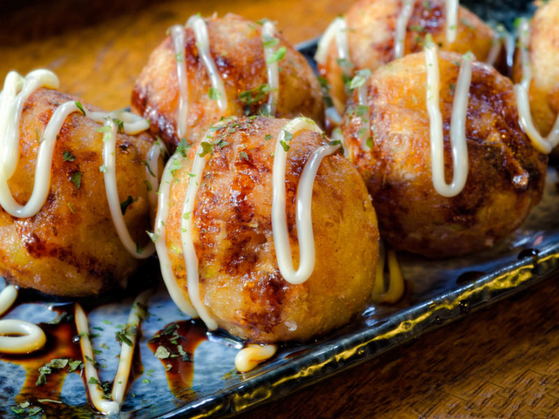 Takoyaki - Boulettes de poulpe japonaises avec mayonnaise, sauce et flocons de bonite