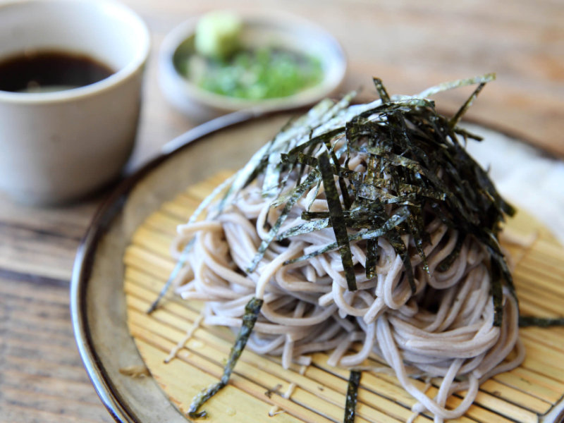 Soba froides japonaises garnies de nori, servies avec sauce tsuyu et wasabi