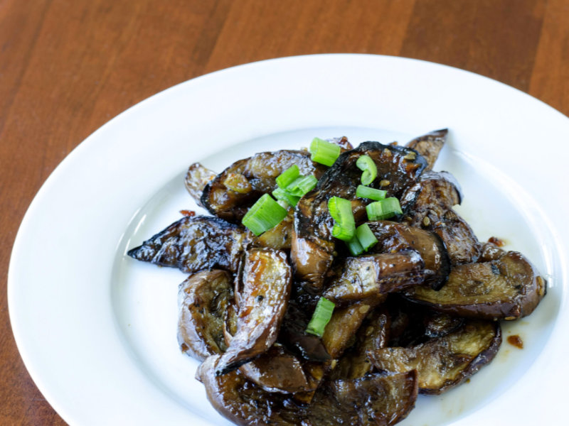 Aubergines grillées japonaises assaisonnées de sauce soja et garnies de ciboulette