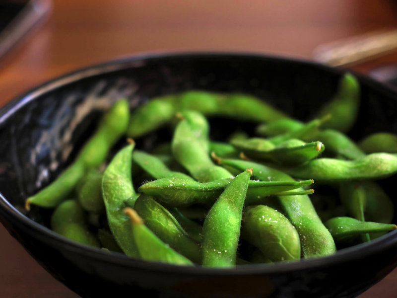 Edamame - Fèves de soja bouillies et salées servies dans un bol noir