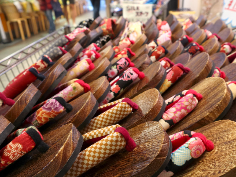 geta japonaises, chaussure entre le sabot et la sandale, entassées harmonieusement