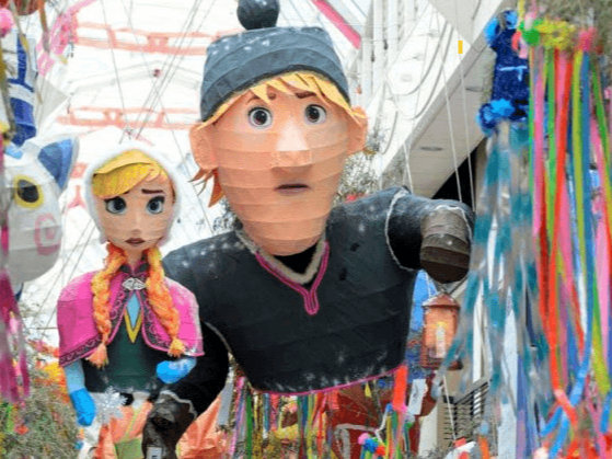 Décorations en papier à l’effigie des personnages de la Reine des Neiges pour célébrer l’Asagaya Tanabata Matsuri — Source Japanistry