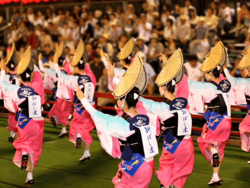 Danseuses en costume traditionnel qui danse lors d’une procession pendant le Tokushima Awa Dori — Source Japan Travel