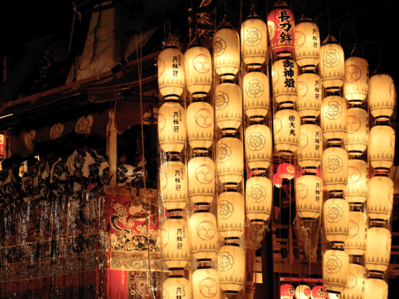 Lanternes japonaises entourant un char pendant le Gion Matsuri — source Japan Travel