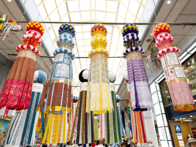 Décorations en papier colorées pour célébrer le tanabata matsuri à Sendai — source Japan Travel