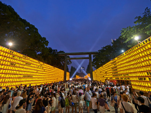 Allée du temple Yasukuni bordée de lanternes pour le Mitama Matsuri — Source site officiel du temple Yasukuni