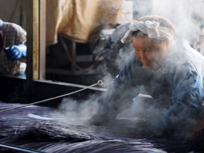 Teinture des brins d’igusa pour la fabrication d’un tatami dans l’atelier d’Oshimaya