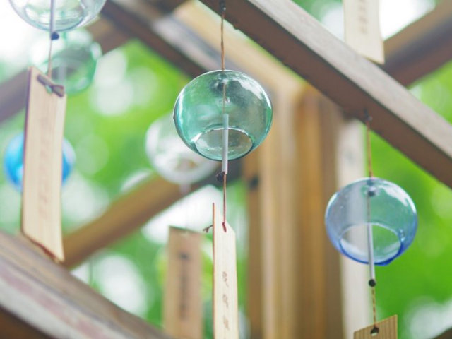 Furin en verre suspendues à un support en bois. Crédit photo Hiroshi Tsubono sur Unsplash