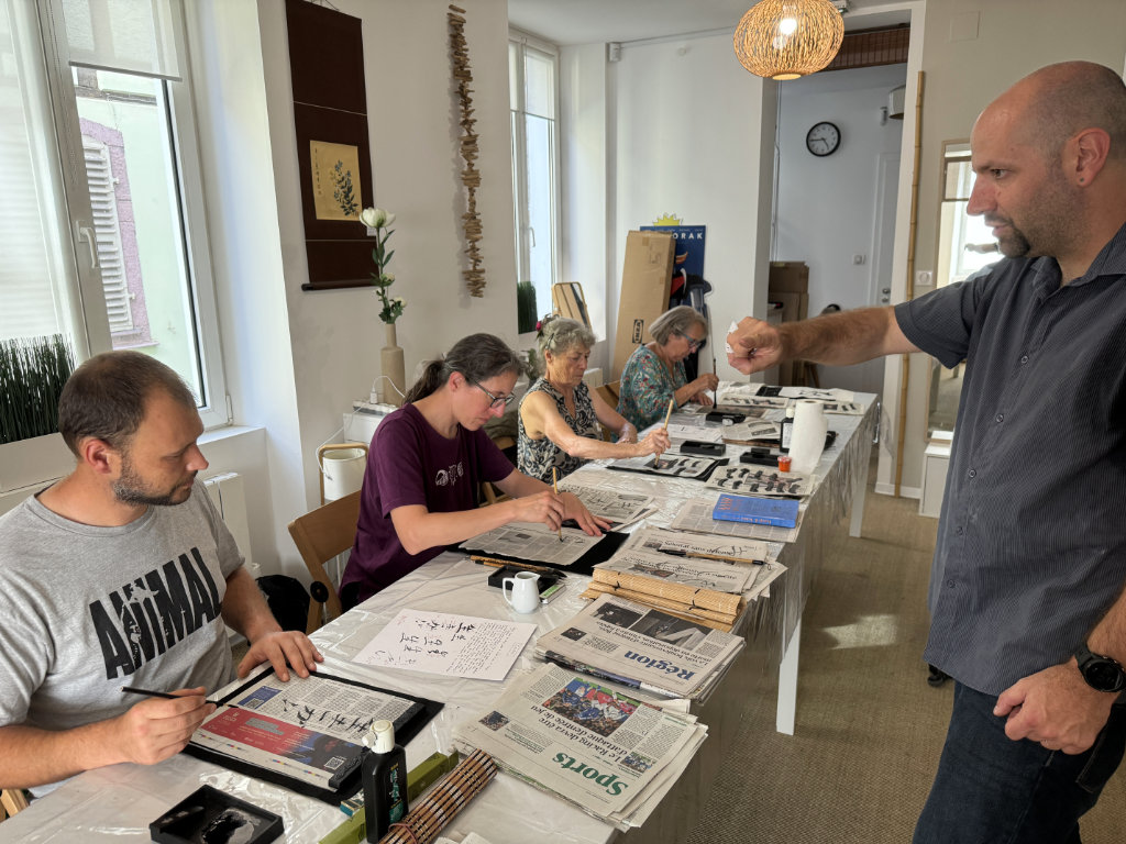 Les élèves de Jan-Martin Vincent en plein cours de calligraphie japonaise