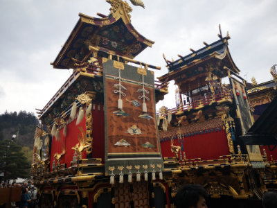 Chars magnifiquement décorés présentés lors du Takayama Matsuri de 2019