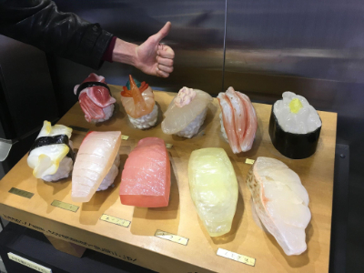 Répliques de sushi sampuru prises lors du Konjaku ryoko de 2019