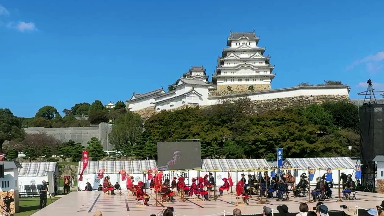  Shogi humain au pied du majestueux château d’Himeji auquel Konjaku a eu la chance de participer lors d’un Konjakuryoko de 2024