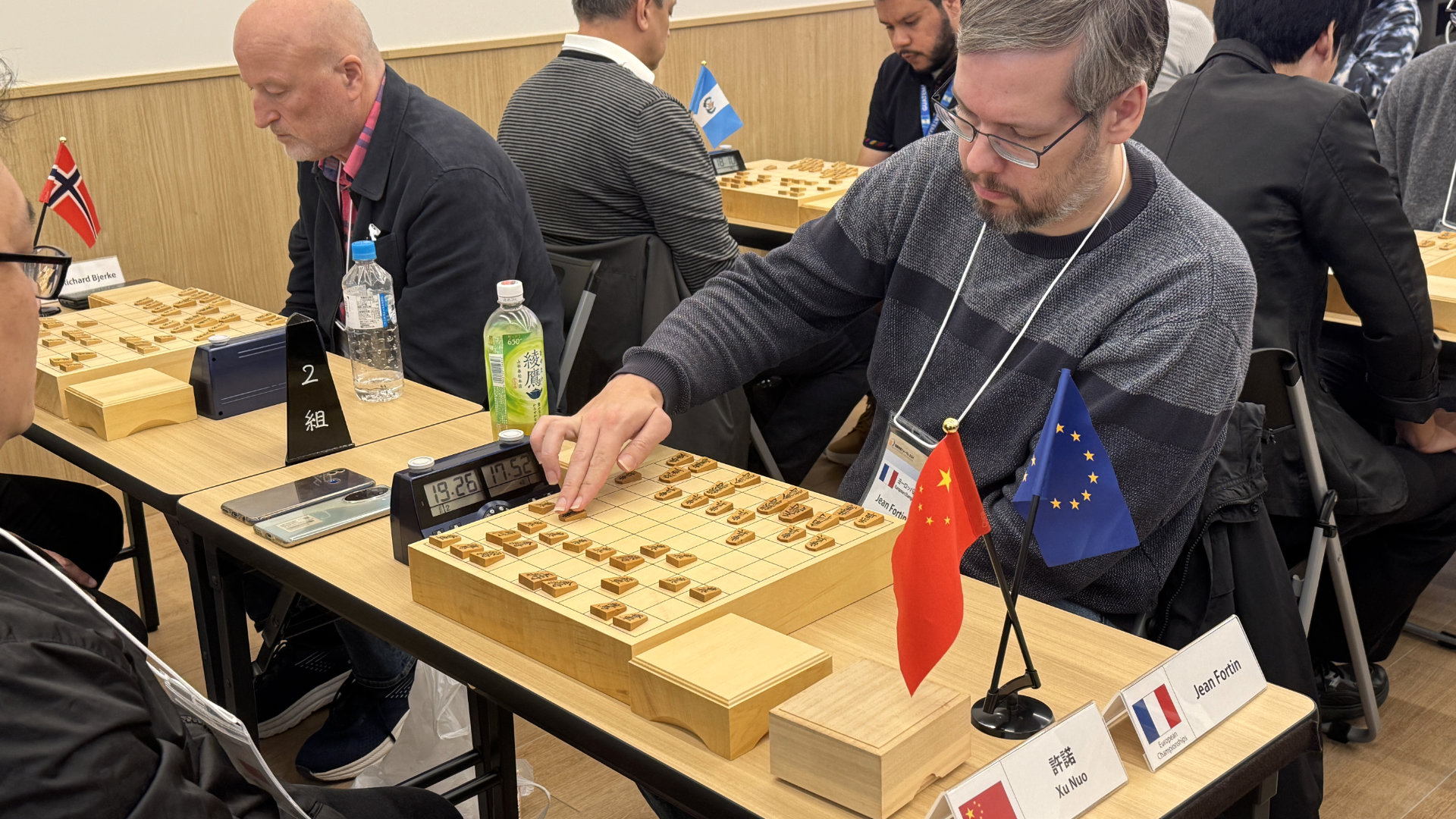 Le français multiple champion d'Europe de Shogi, Jean Fortin, face au représentant de la Chine et futur vainqueur de l'ISF 2024, Xu Nuo