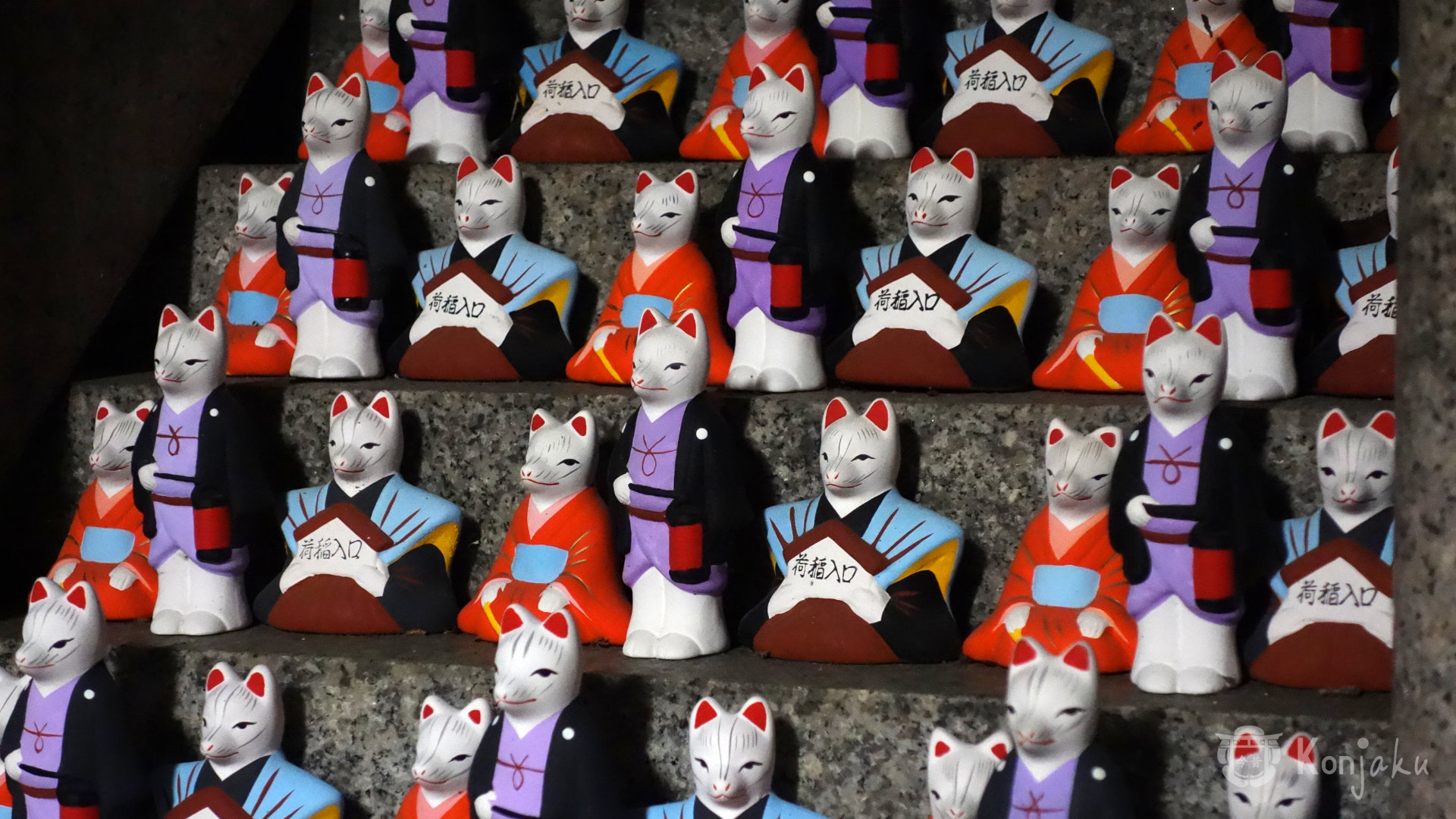 petites figurines de kitsune déposées en offrandes sur un autel du sanctuaire Fushimi Inari Taisha à Kyoto