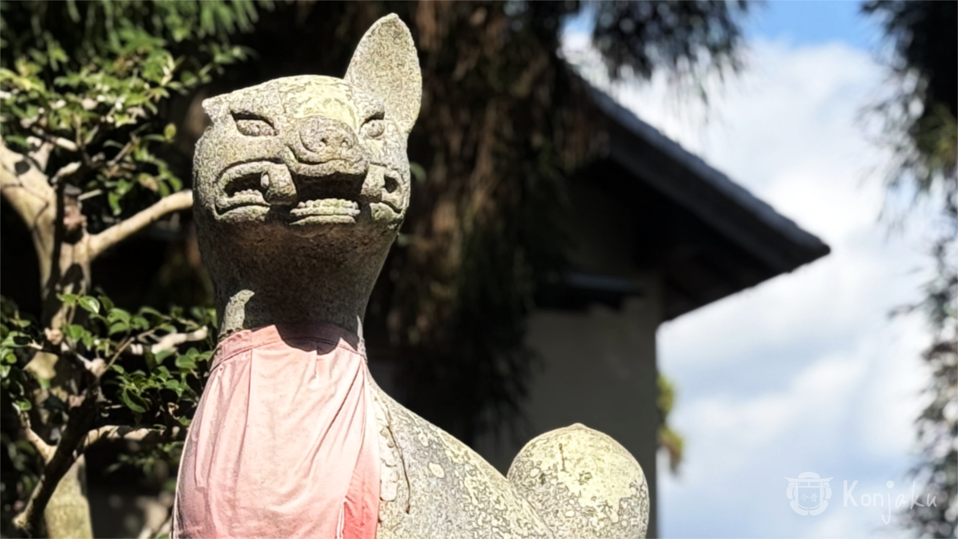 Tête de kitsune messager "myobu" portant un rouleau de textes sacrés dans sa bouche. Toyokawa Inari