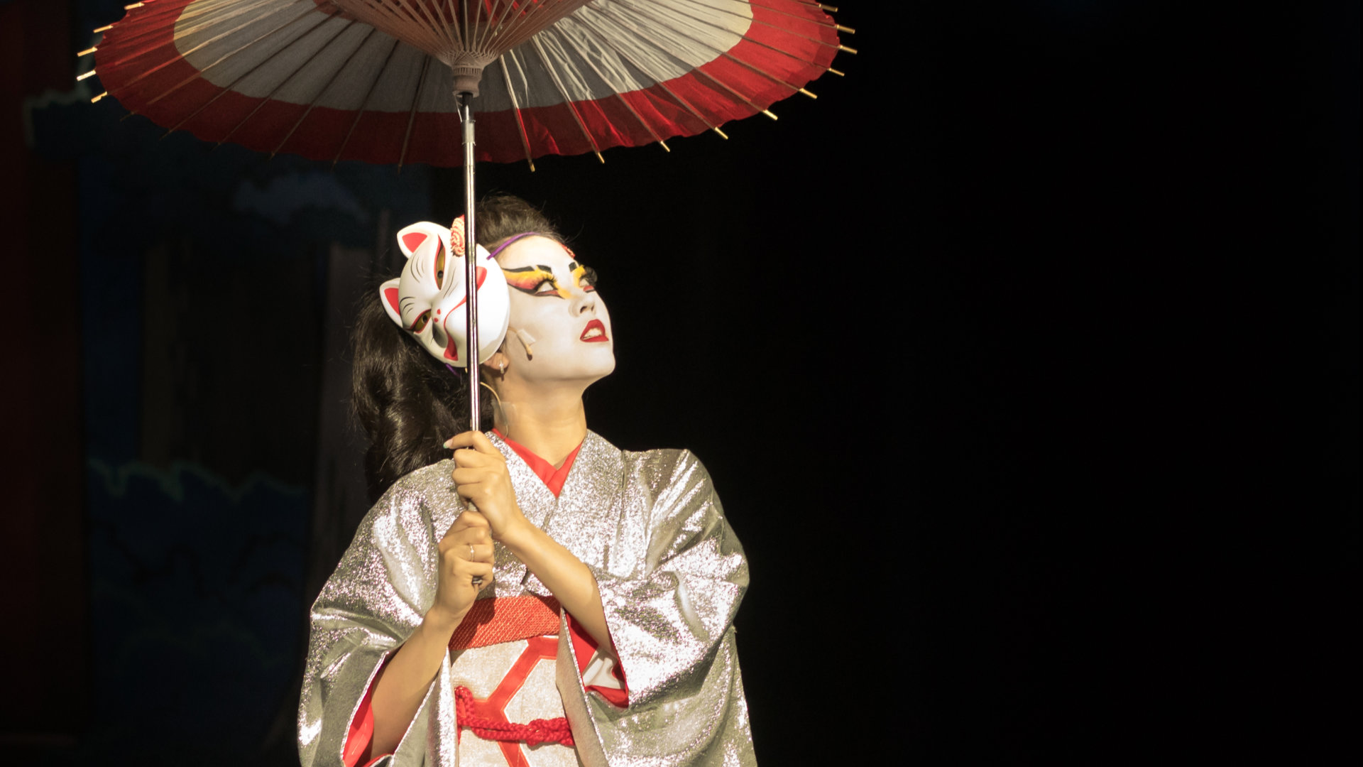 actrice Japonaise portant un masque à l'effigie du Kitsune afin de montrer symboliquement sa réalité de femme-renarde.