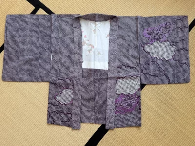 Haori en soie seconde main - shibori violet avec motifs de nuages