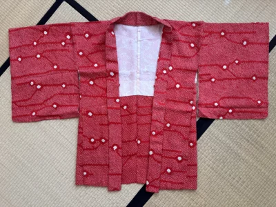 Haori en soie seconde main - shibori rouge motif de branches