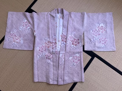 Haori en soie seconde main - shibori rose avec fleurs