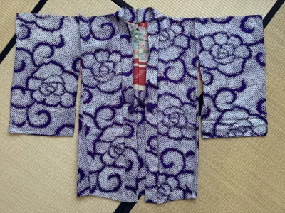 Haori en soie seconde main - shibori bleu à grandes fleurs