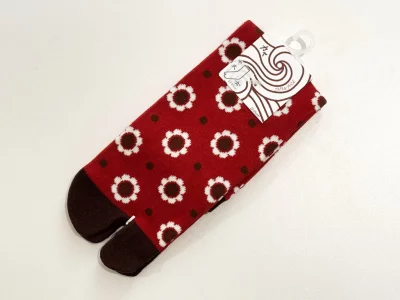 Chaussettes tabi petites fleurs sur fond rouge 23-25cm