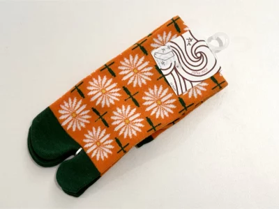 Chaussettes tabi marguerites sur fond orange 23-25cm