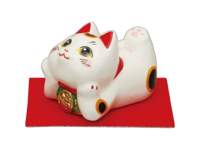 Maneki Neko porte-bonheur couché