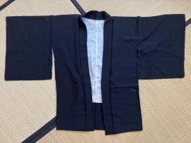 Haori en soie seconde main - noir avec shibori vagues et fleurs