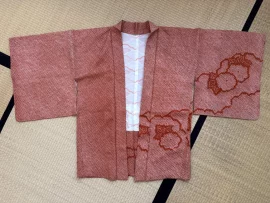 Haori en soie seconde main - shibori pêche avec fleurs