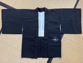 Haori en soie seconde main - noir avec shibori en losanges