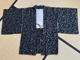 Haori en soie seconde main - bleu nuit avec fleurs